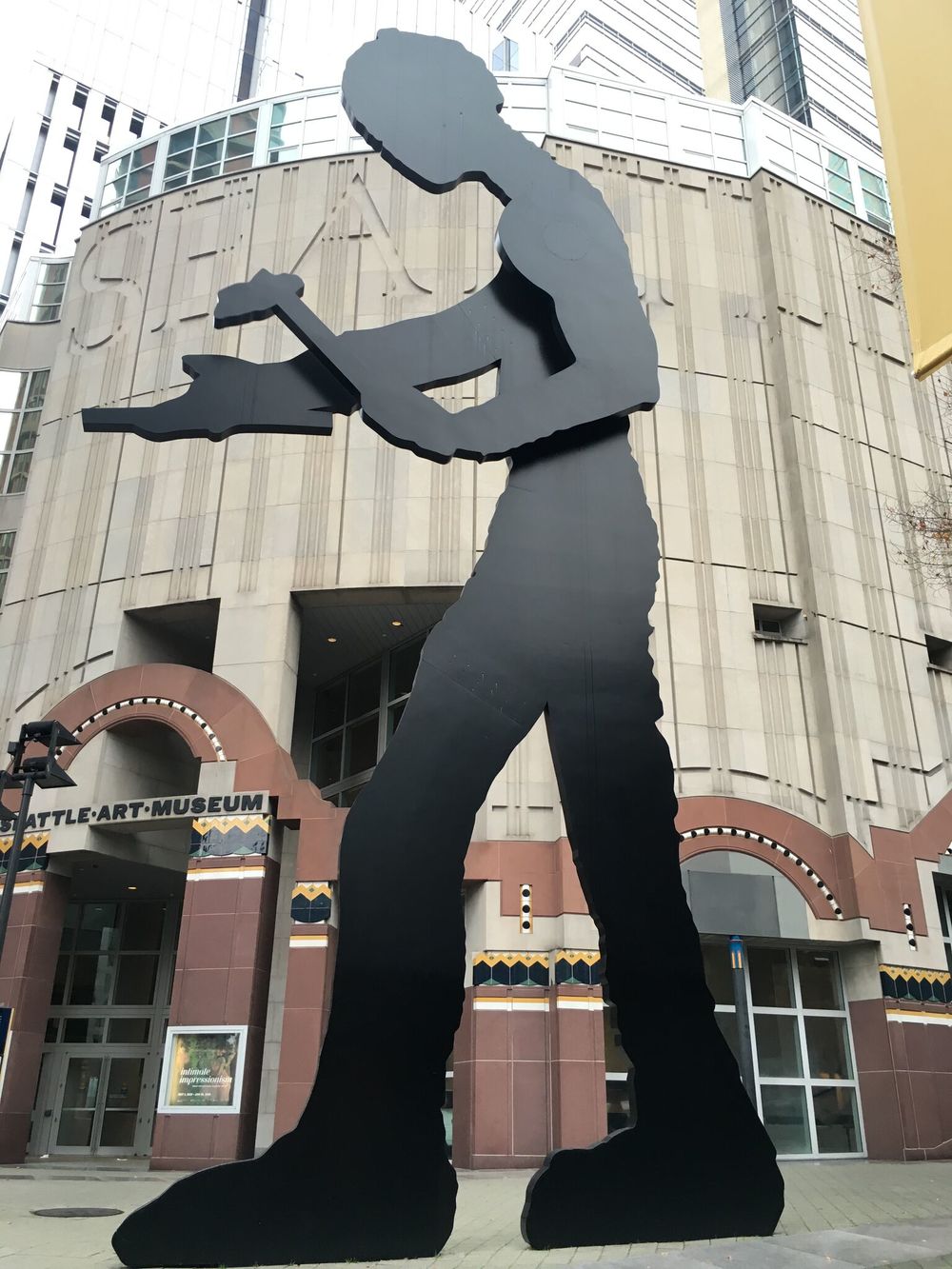 I stared at this Hammering Man statuein front of the Seattle Art Museum for a few times. There is something so powerful about the arm moving up and down so mechanically forever.